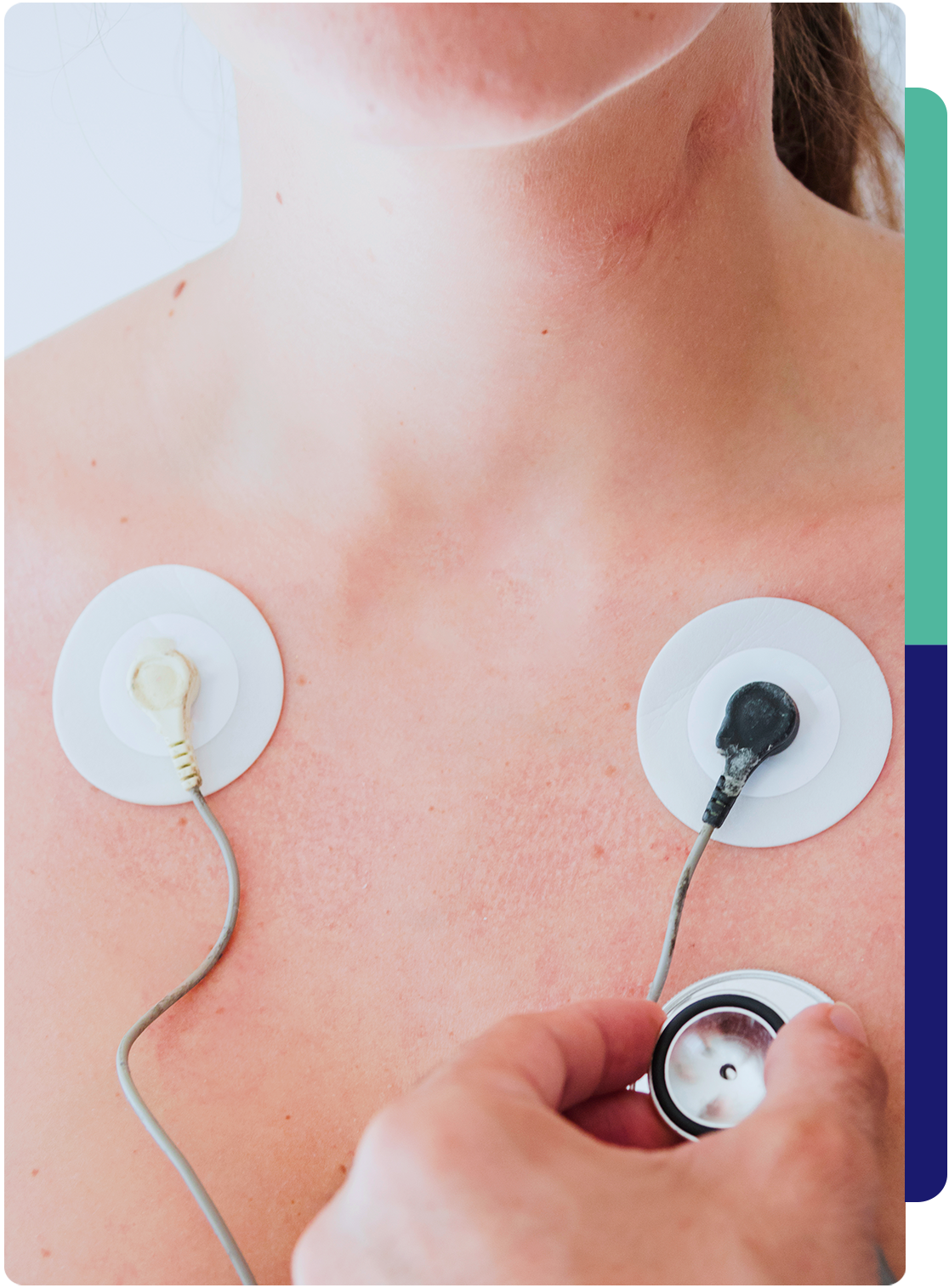 Persona con oído resaltado